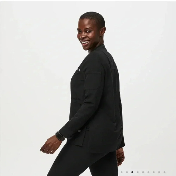 FIGS Bellery Scrub Jacket in Black - Picture 2 of 10